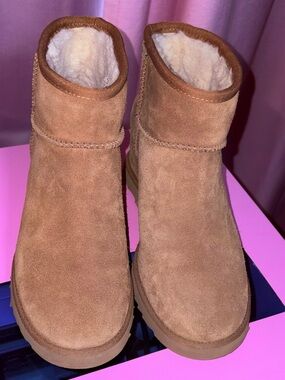 UGG Chestnut Short Suede Shearling-Lined Ankle Boots